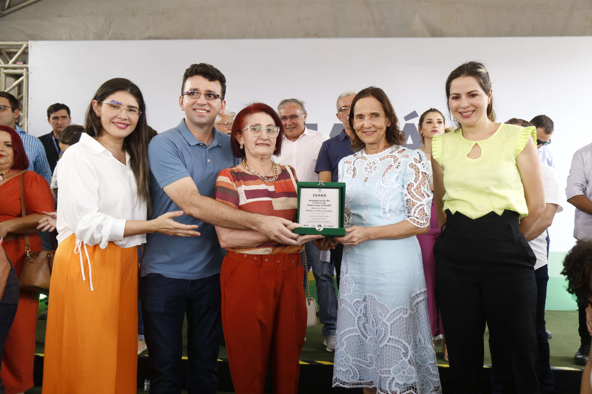 Governadora do Ceará entrega um CEI e um Cras em Coreaú