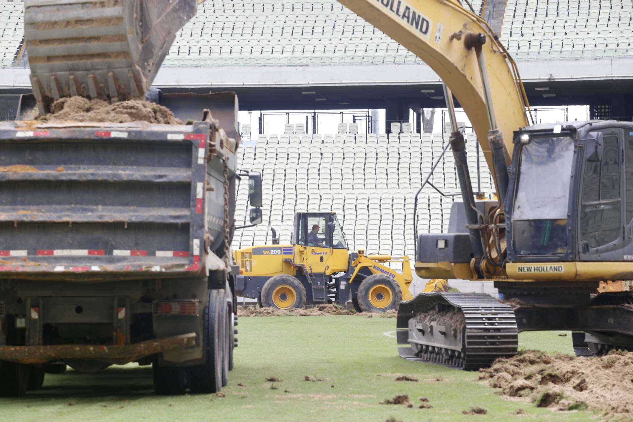 Governo do Ceará inicia troca do gramado na Arena Castelão