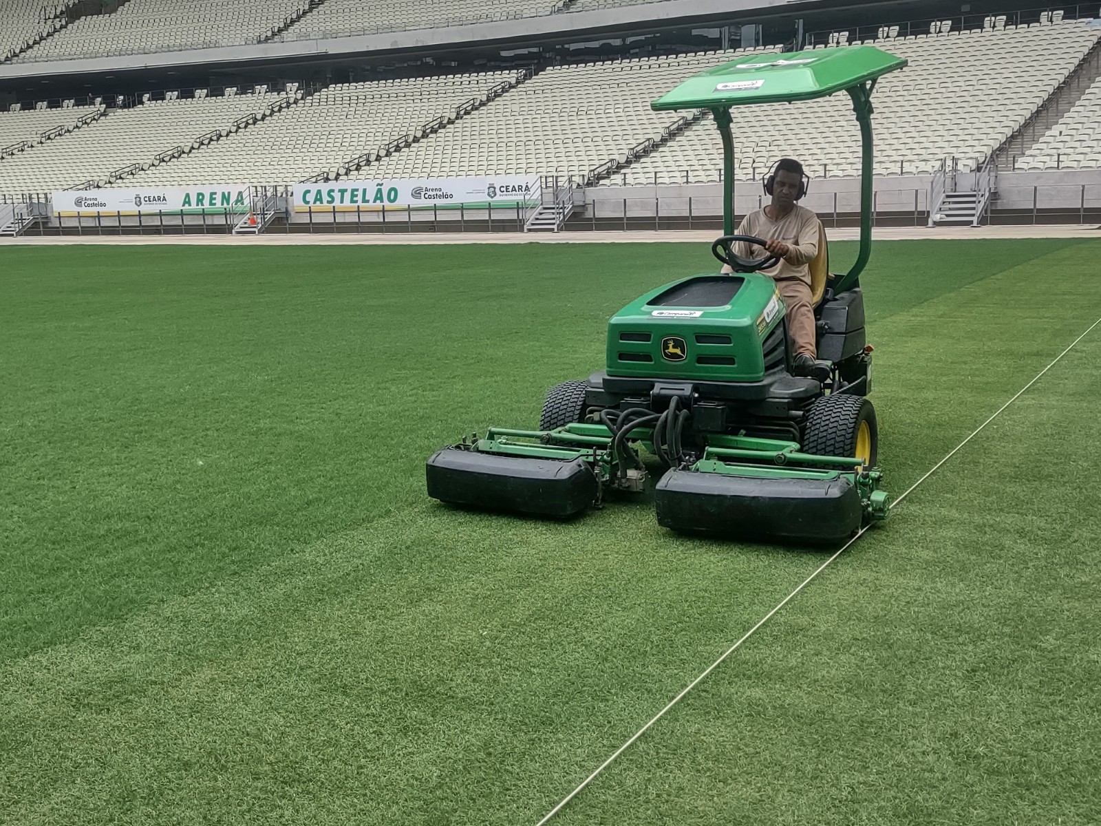 Arrumando a casa: obra do novo gramado da Arena Castelão entra na fase final