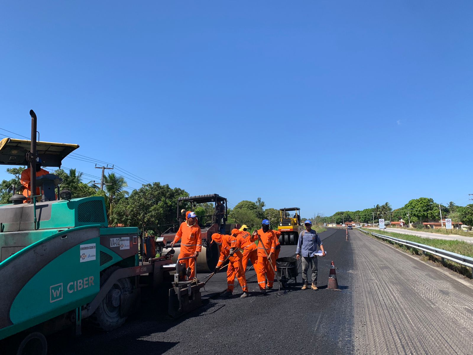 Trechos da CE-040, entre os municípios de Fortaleza e Cascavel, passam por recuperação asfáltica