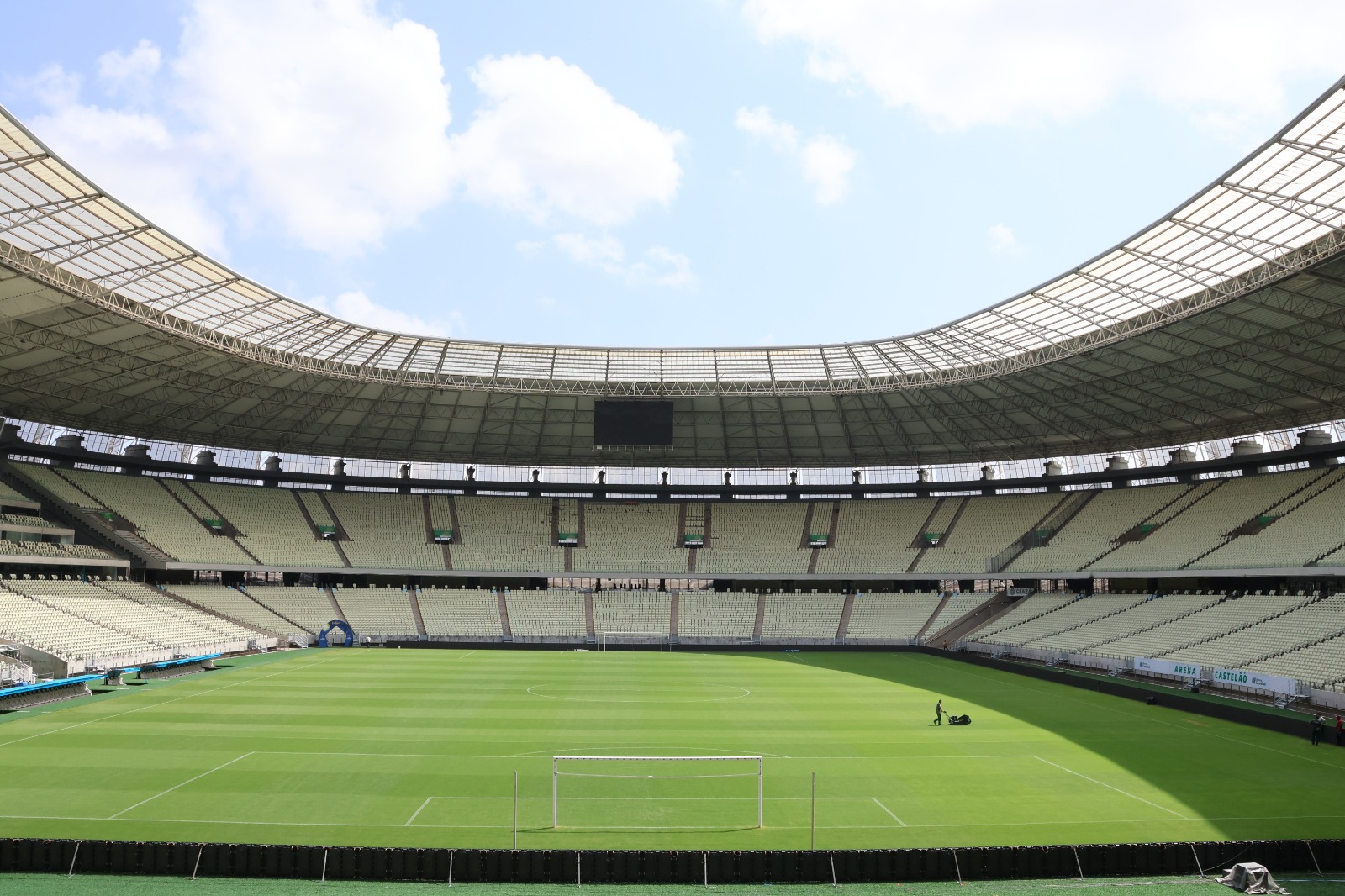 Novo sistema de iluminação e primeiro placar instalado na Arena Castelão entram em fase de testes