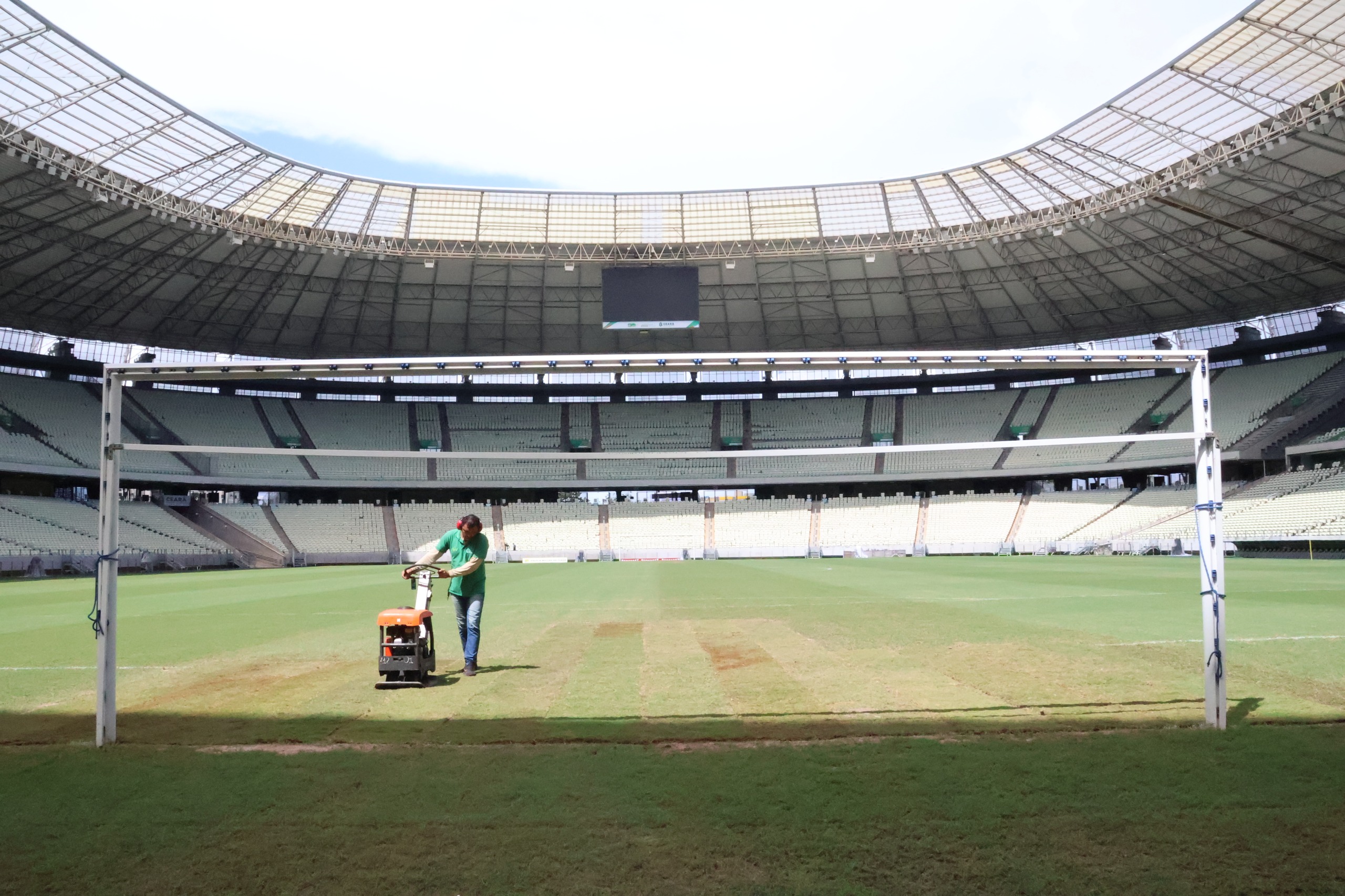Com onze dias de pausa, gramado da Arena Castelão passa por reforço na manutenção e revitalização de áreas mais afetadas