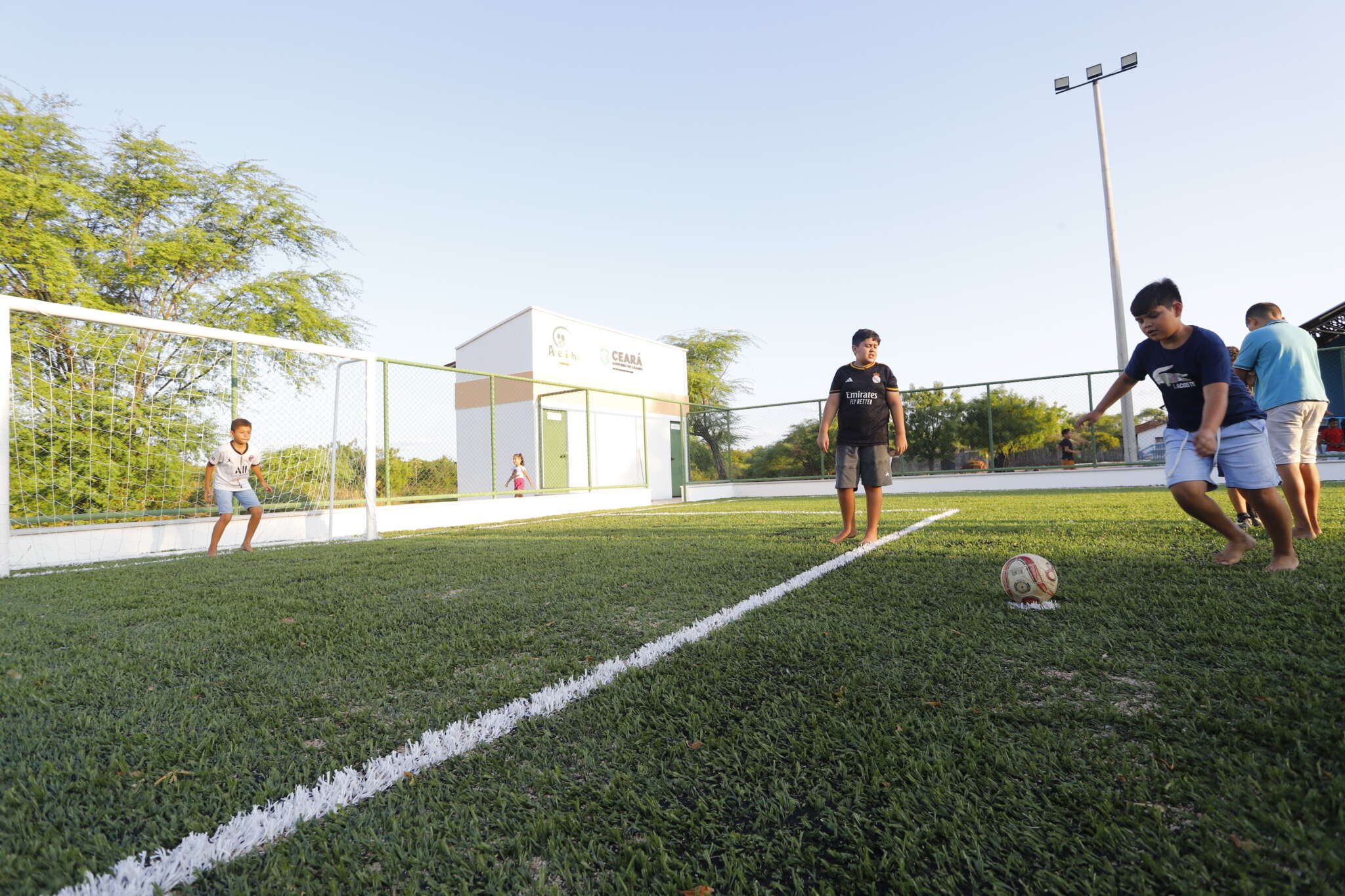 Famílias da zona rural de Caridade têm mais esporte e lazer com novas areninhas do Governo do Ceará