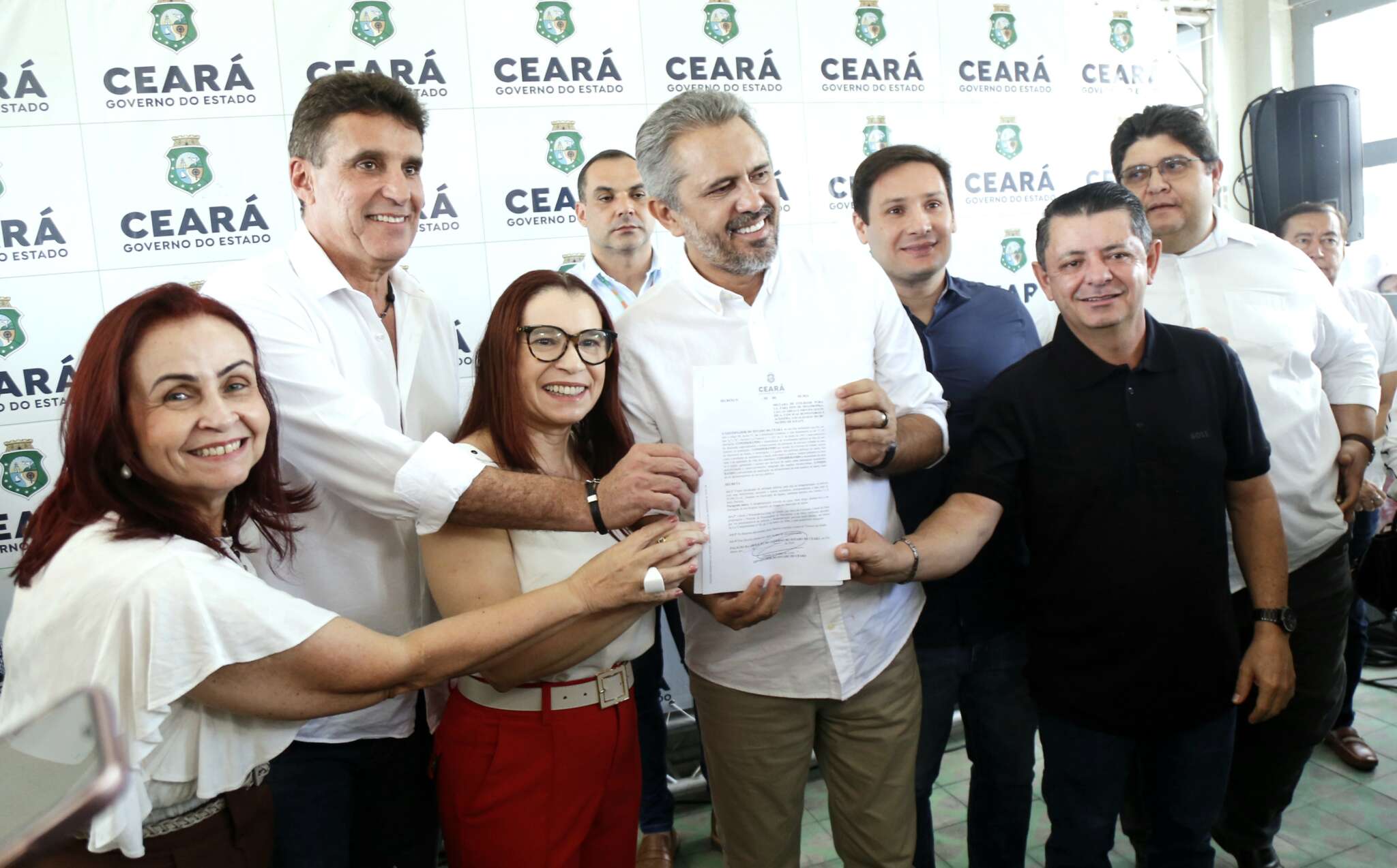Em Iguatu, governador assina desapropriação de terreno para construção do Hospital Regional do Centro-Sul