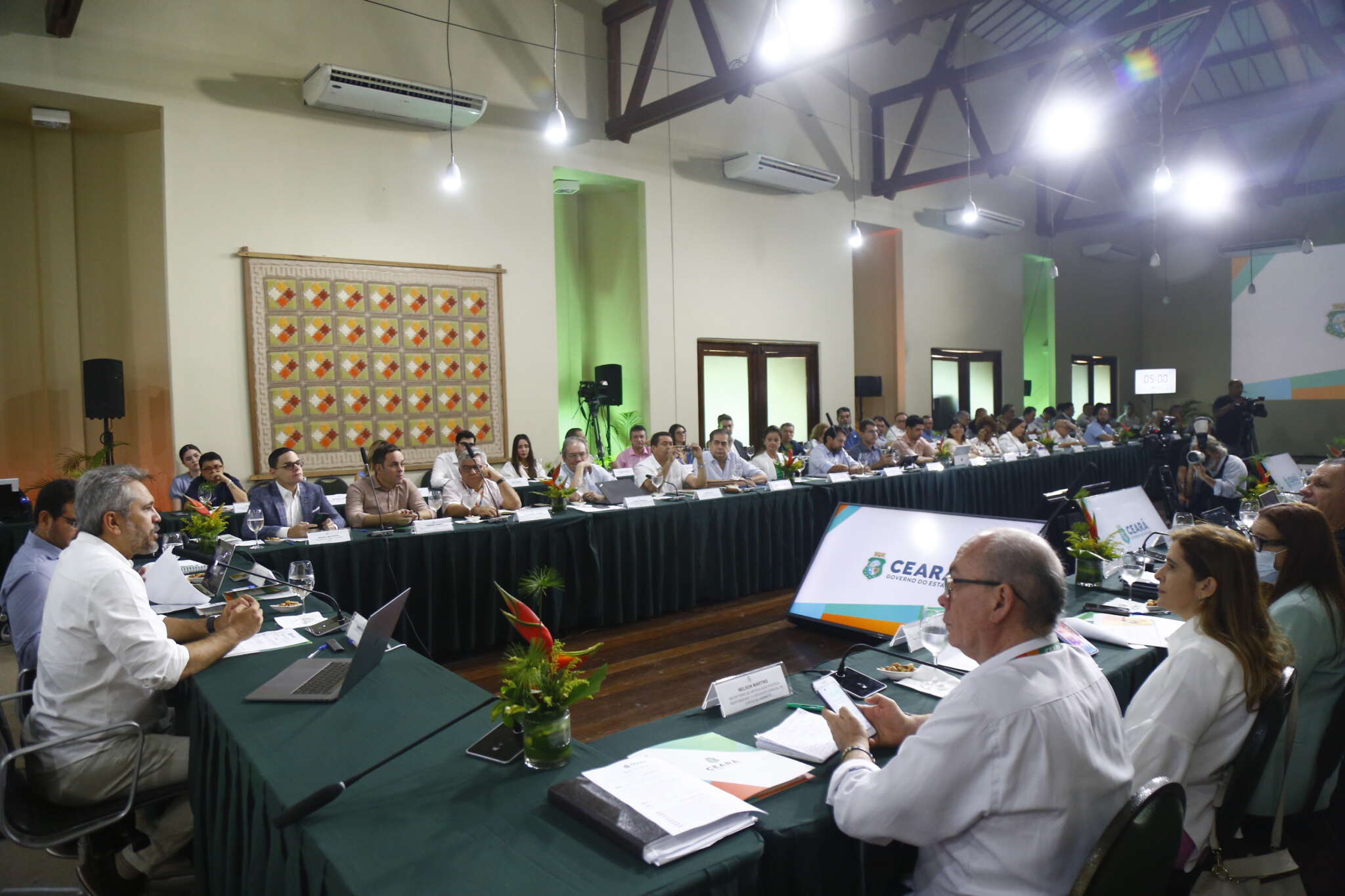 Em reunião de secretariado, governador Elmano incentiva integração e discute prioridades das pastas