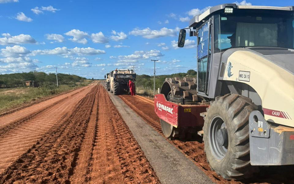 SOP executa recuperação funcional de 20km da CE-153, no trecho entre Banabuiú e Solonópole