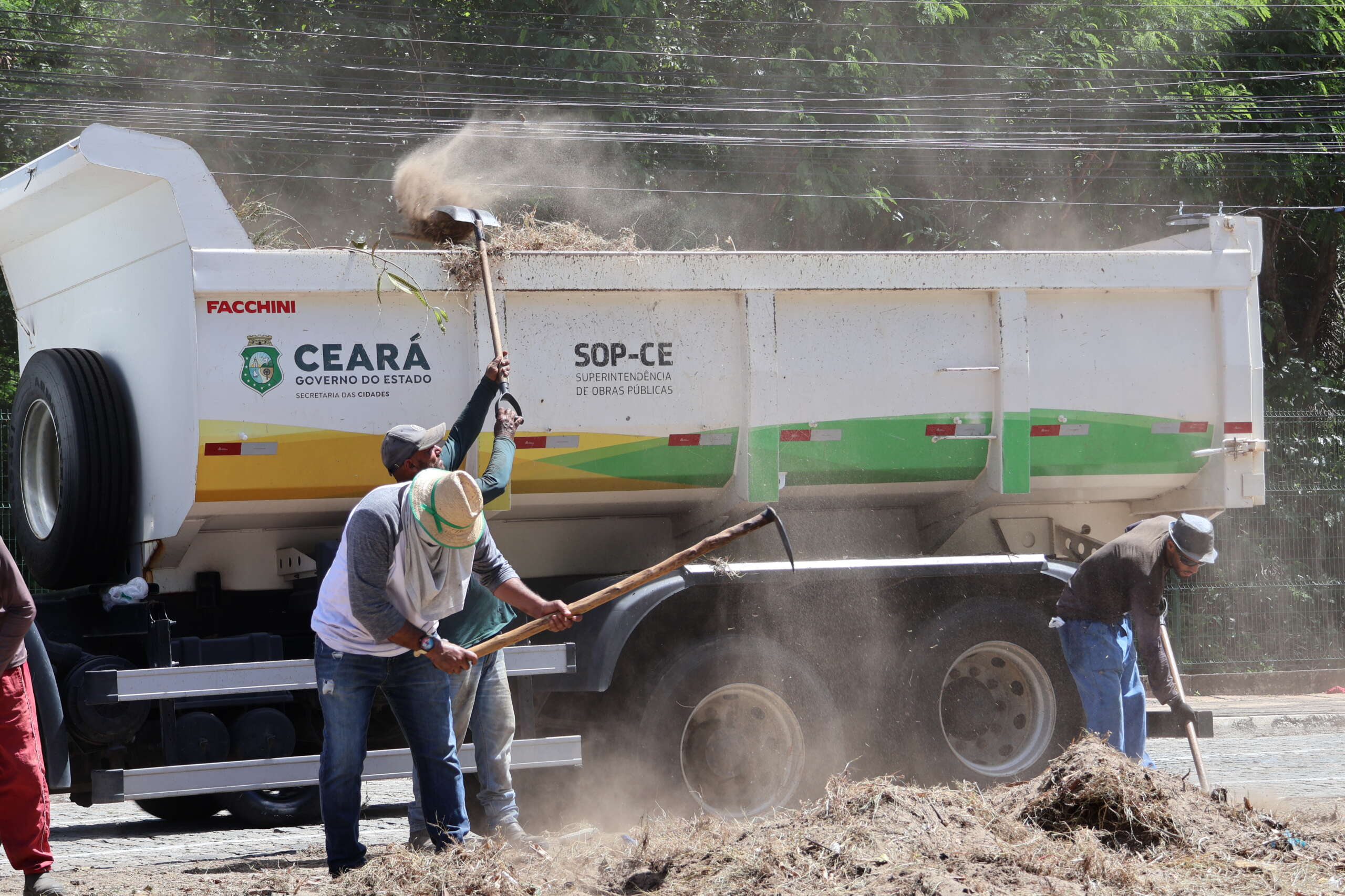 Governo do Ceará reforça limpeza viária em Fortaleza para garantir segurança e mobilidade no período de férias