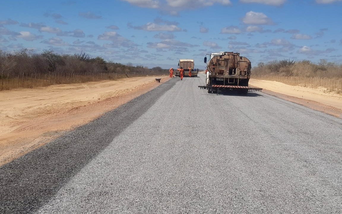 SOP pavimenta mais 36,6 km da CE-187 no Sertão dos Inhamuns