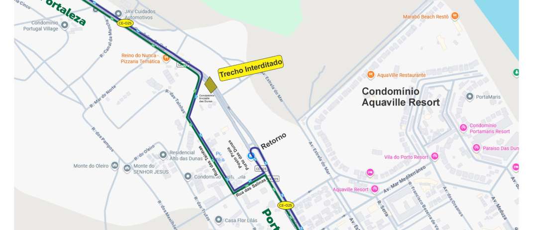 Trecho da rodovia CE-025, no Porto das Dunas, em Aquiraz, é bloqueado após acidente
