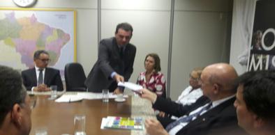 Josbertini apresenta Manifesto do Fonseas em Defesa do SUAS ao ministro do Desenvolvimento Social e Agrário