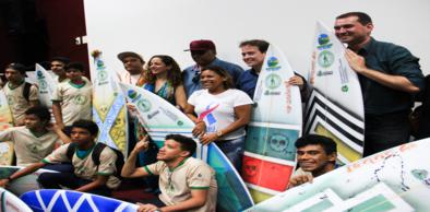 STDS e Coordenadoria da Juventude capacitam jovens para fabricação de pranchas de surf