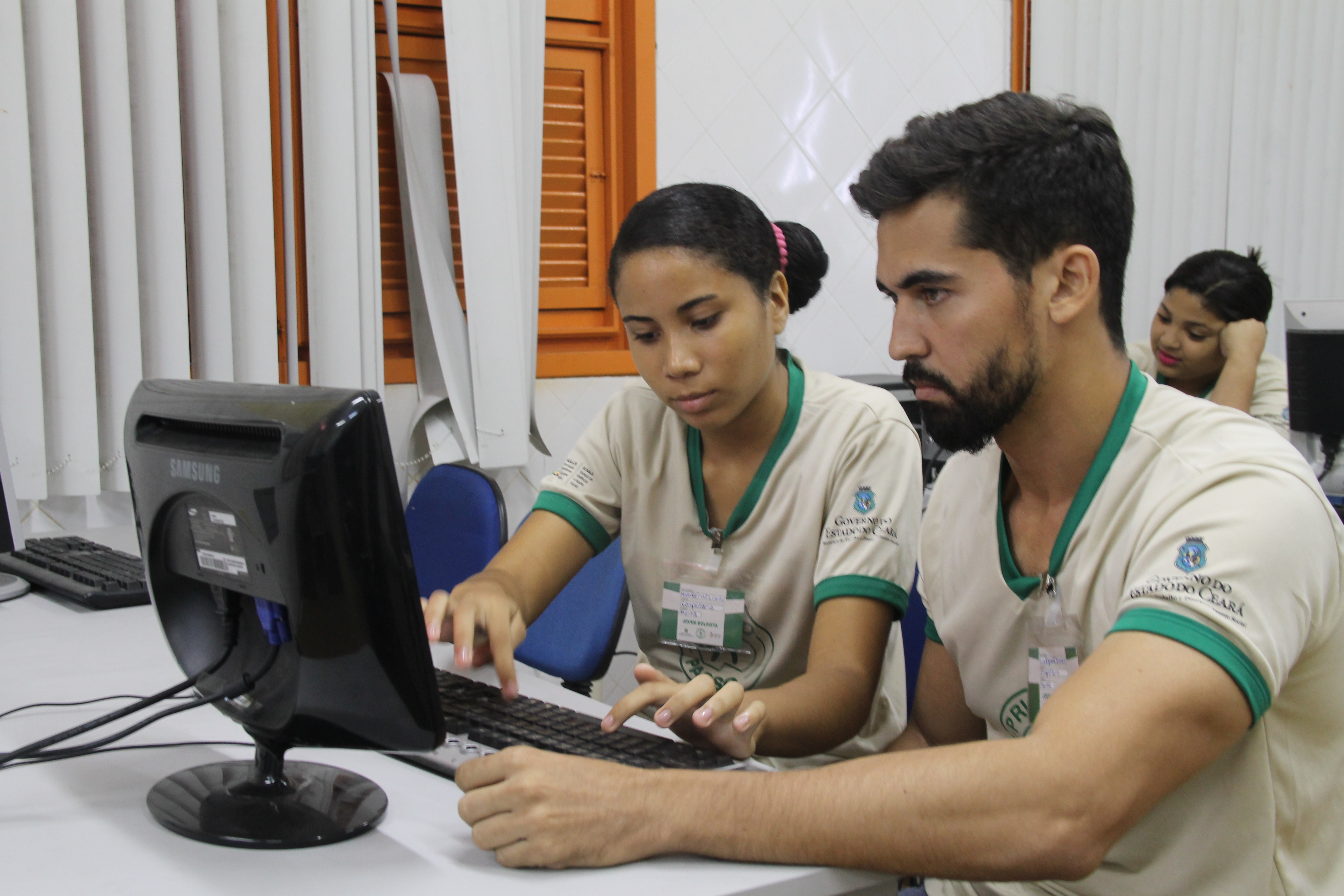 Cursos capacitam jovens em Fotografia e Assistente Administrativo