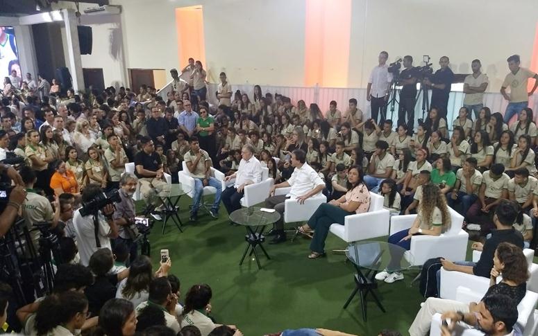 Jovens do Primeiro Passo trocam experiências em ação de lançamento do programa