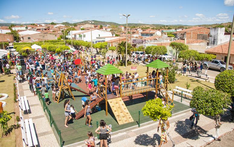 Estado inaugura mais três brinquedopraças no Cariri