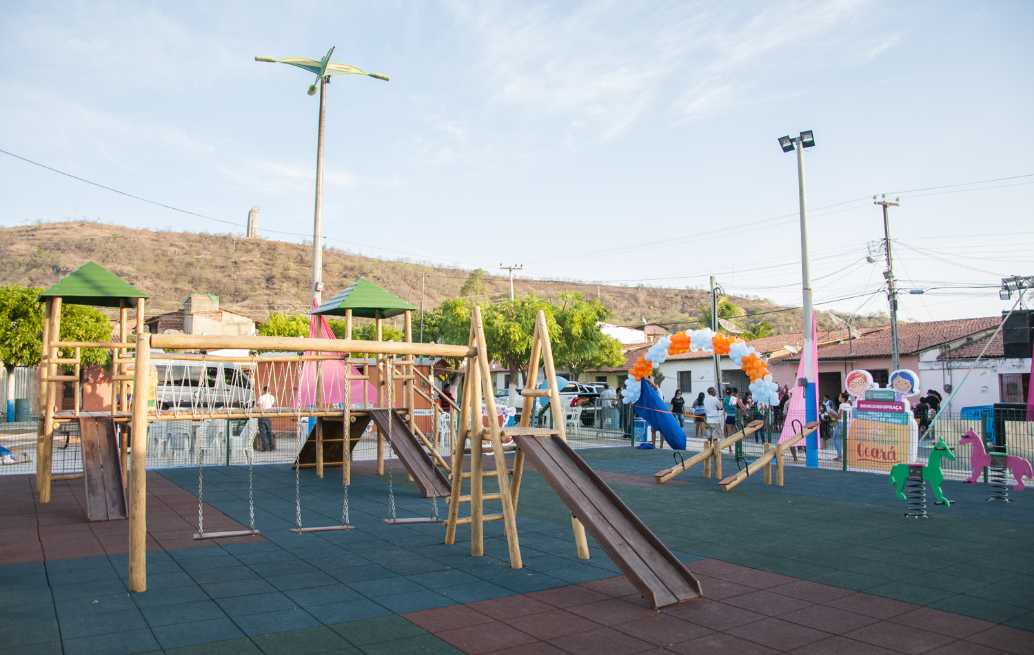 Estado e Prefeitura entregam quinta brinquedopraça na capital cearense e 70ª no Ceará