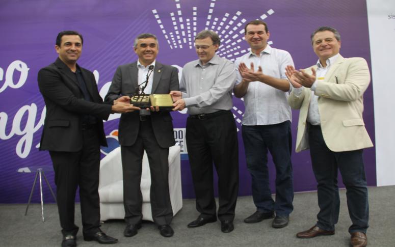Ibiapina recebe prêmio na Expo CIEE