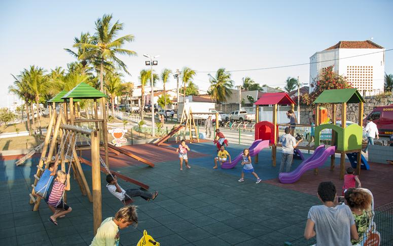 Estado inaugura mais três brinquedopraças no interior