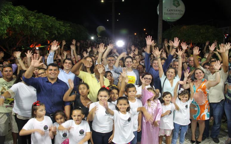 Governo entrega brinquedopraça no município de Choró