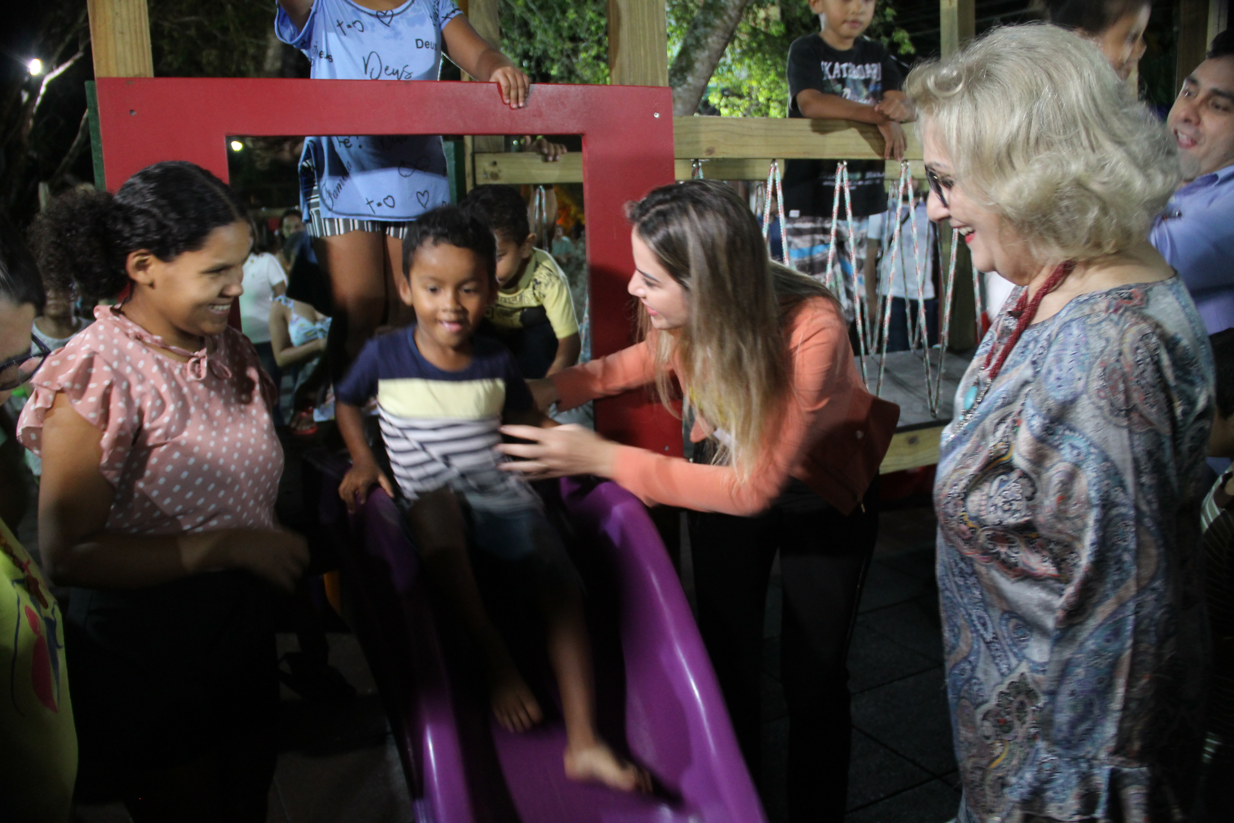 Governo do Ceará inaugura brinquedopraça em Pacoti