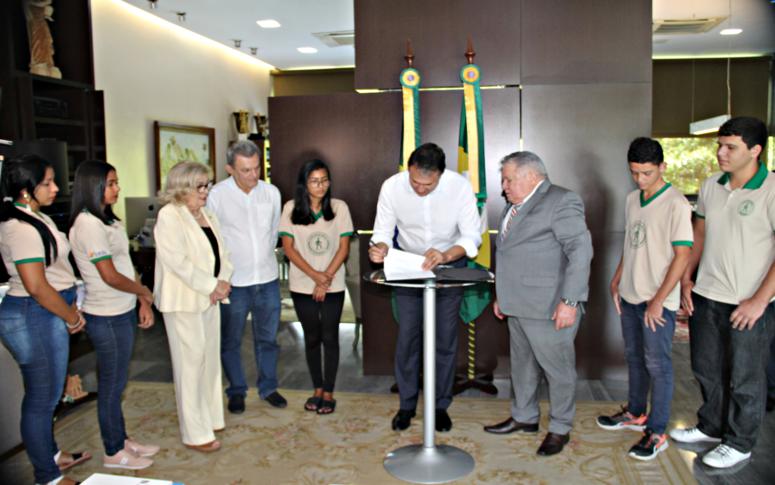 Governo do Ceará renova convênio para jovens do Primeiro Passo auxiliarem na biometria dos eleitores