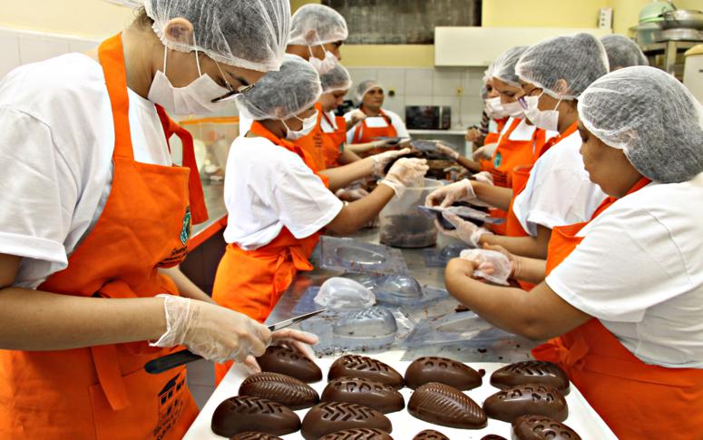 Após capacitação em chocolateria, SPS distribui ovos produzidos para abrigos