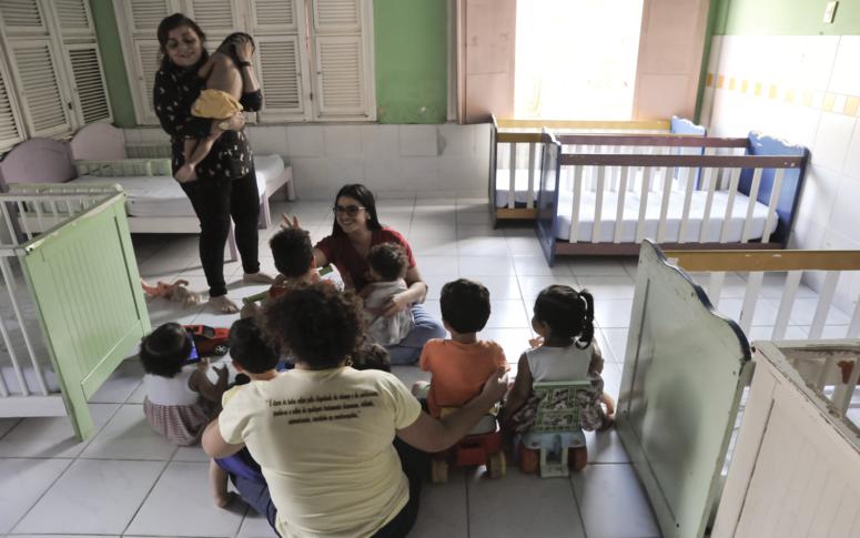 Acolhidos do Abrigo Tia Júlia ganham sobrenome em novas certidões de nascimento