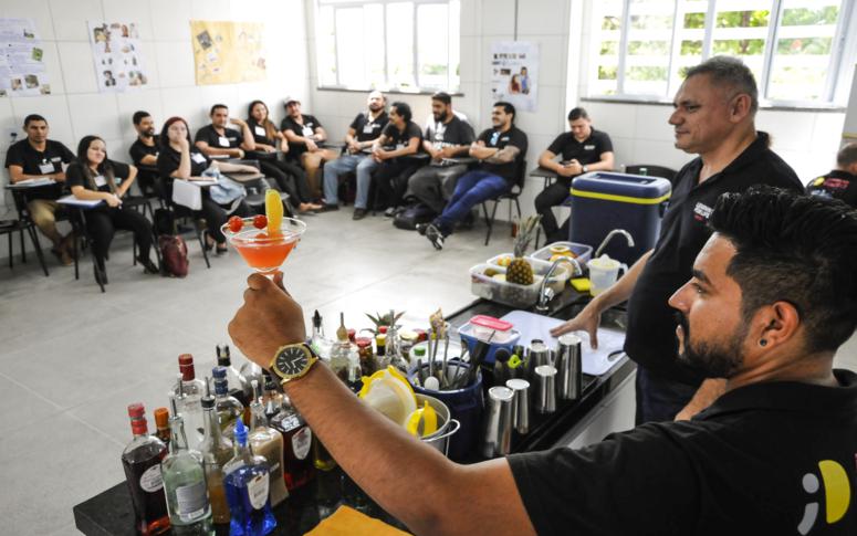 Coquetelaria além da caipirinha: participantes do curso de bartender da Evisa usam dose extra de criatividade