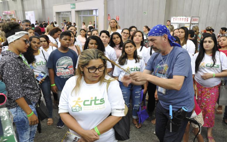 Alunas do CITS José Walter visitam Feira da Beleza,  no Centro de Eventos do Ceará
