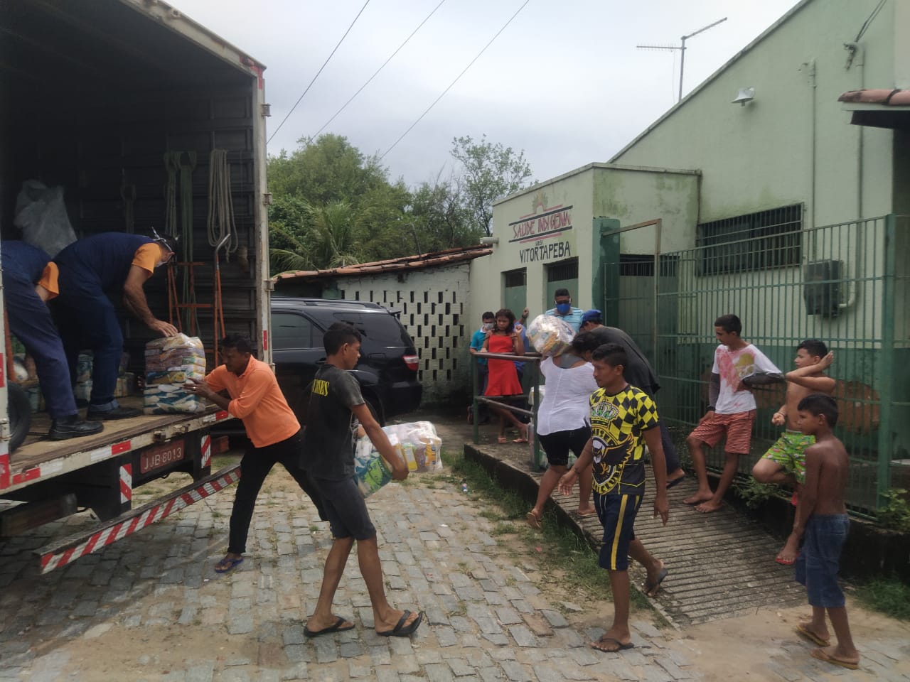 Comunidades indígenas e quilombolas recebem cestas básicas