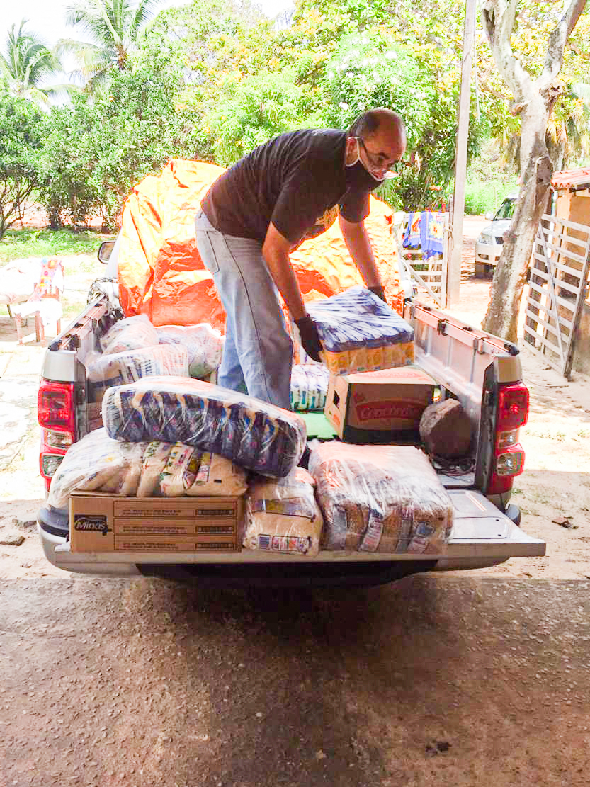 Governo do Ceará entrega cestas básicas a artesãs do Trairi