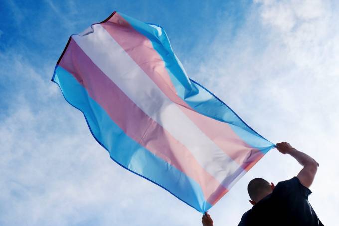 Governo do Ceará ilumina prédios públicos com as cores da bandeira trans