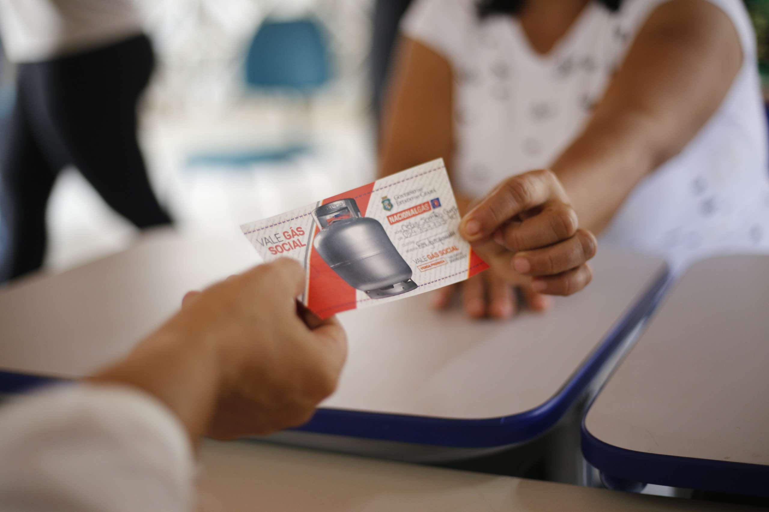 Vale Gás Social: “Isso na minha mão não é só papel. É comida na mesa da minha família”