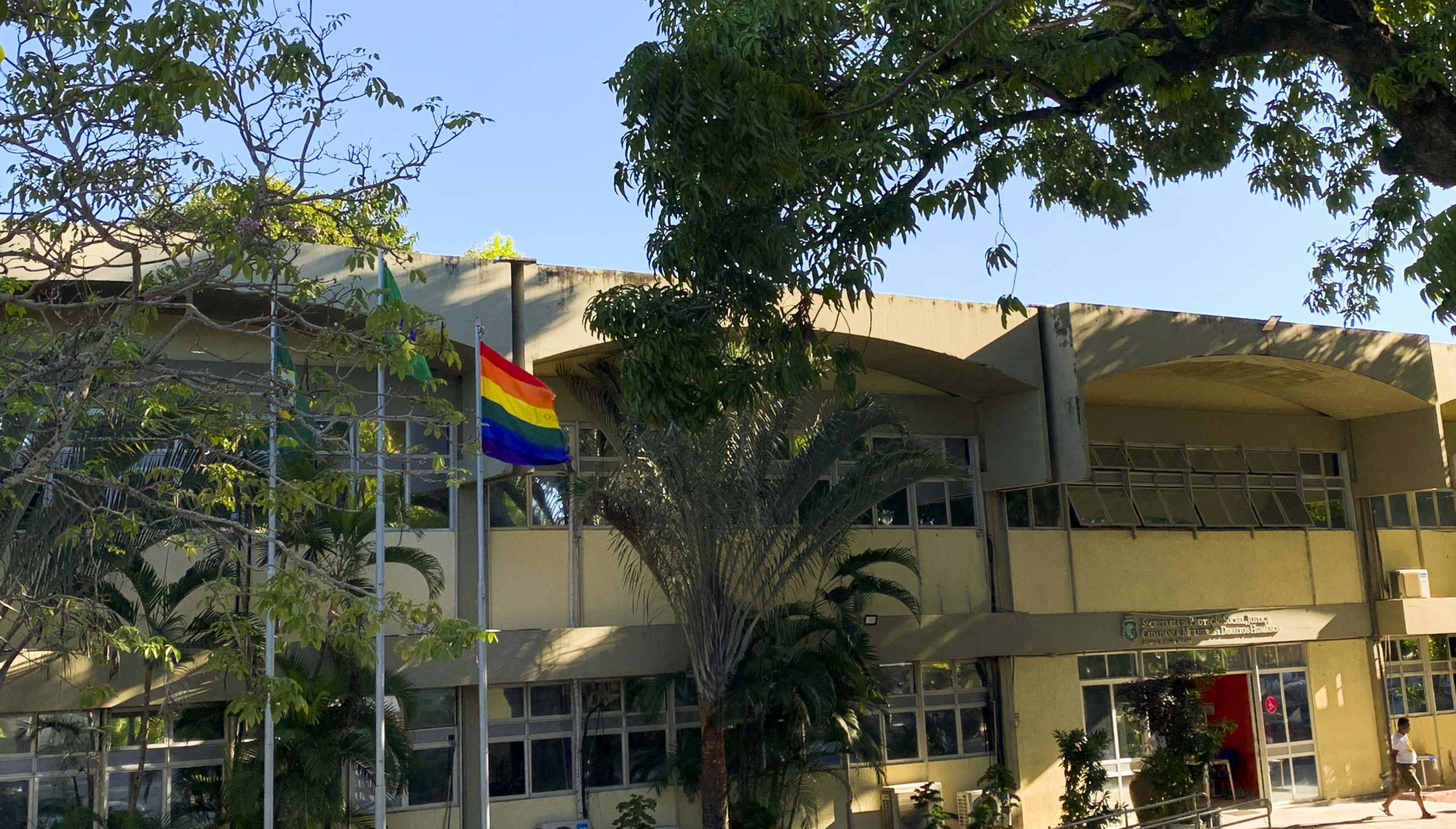 Mês do Orgulho: Equipamentos públicos hasteiam bandeiras LGBT+ em suas fachadas