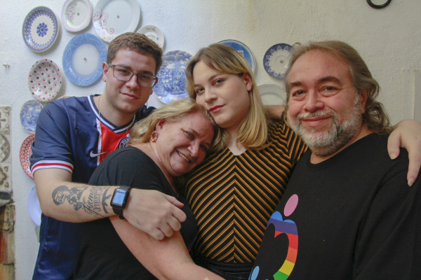 Orgulho de dentro pra fora: a família como aliada nas lutas LGBT+