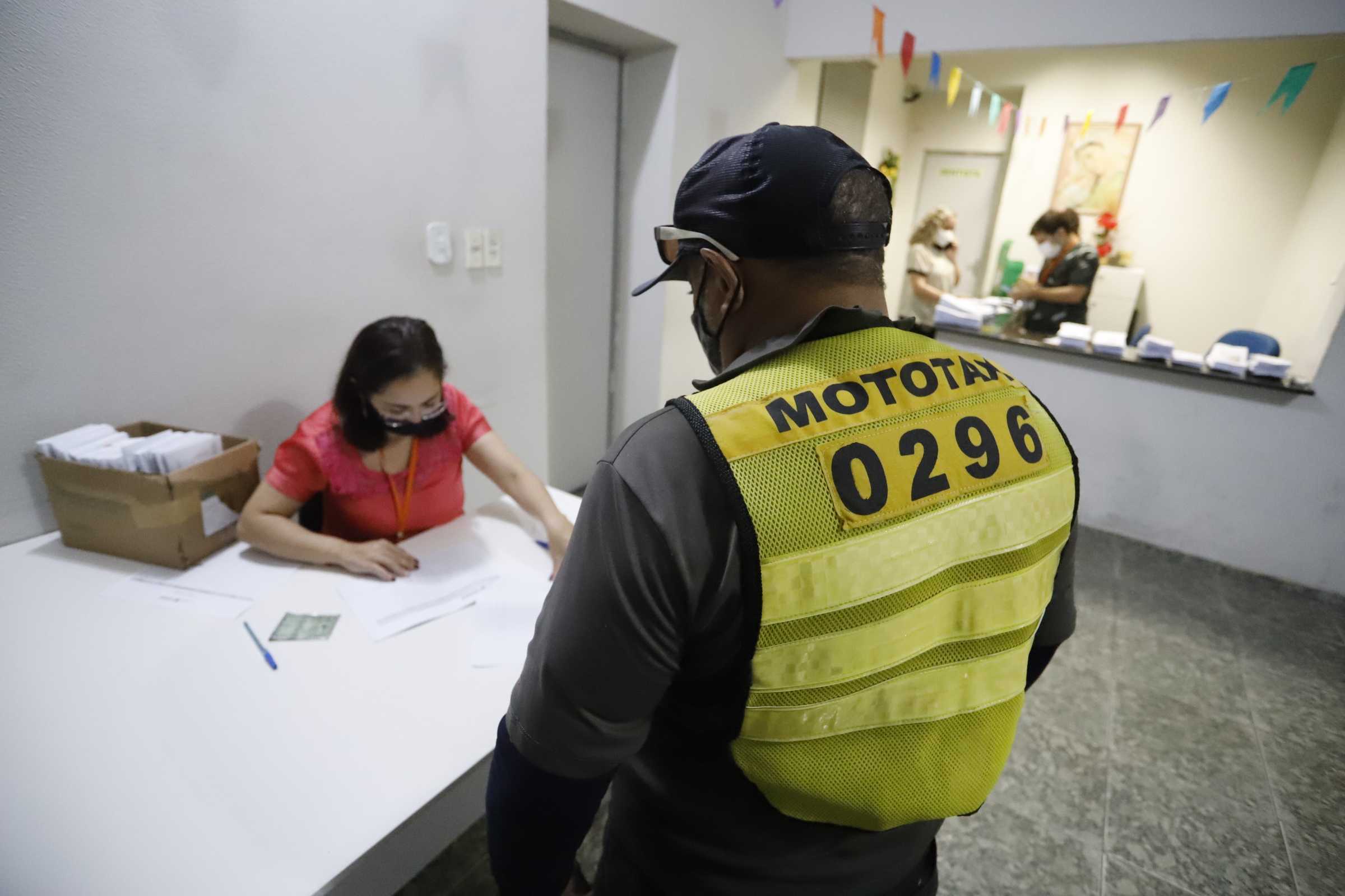 Auxílio Cesta Básica: Beneficiários começam a receber seus cartões em pontos de atendimento