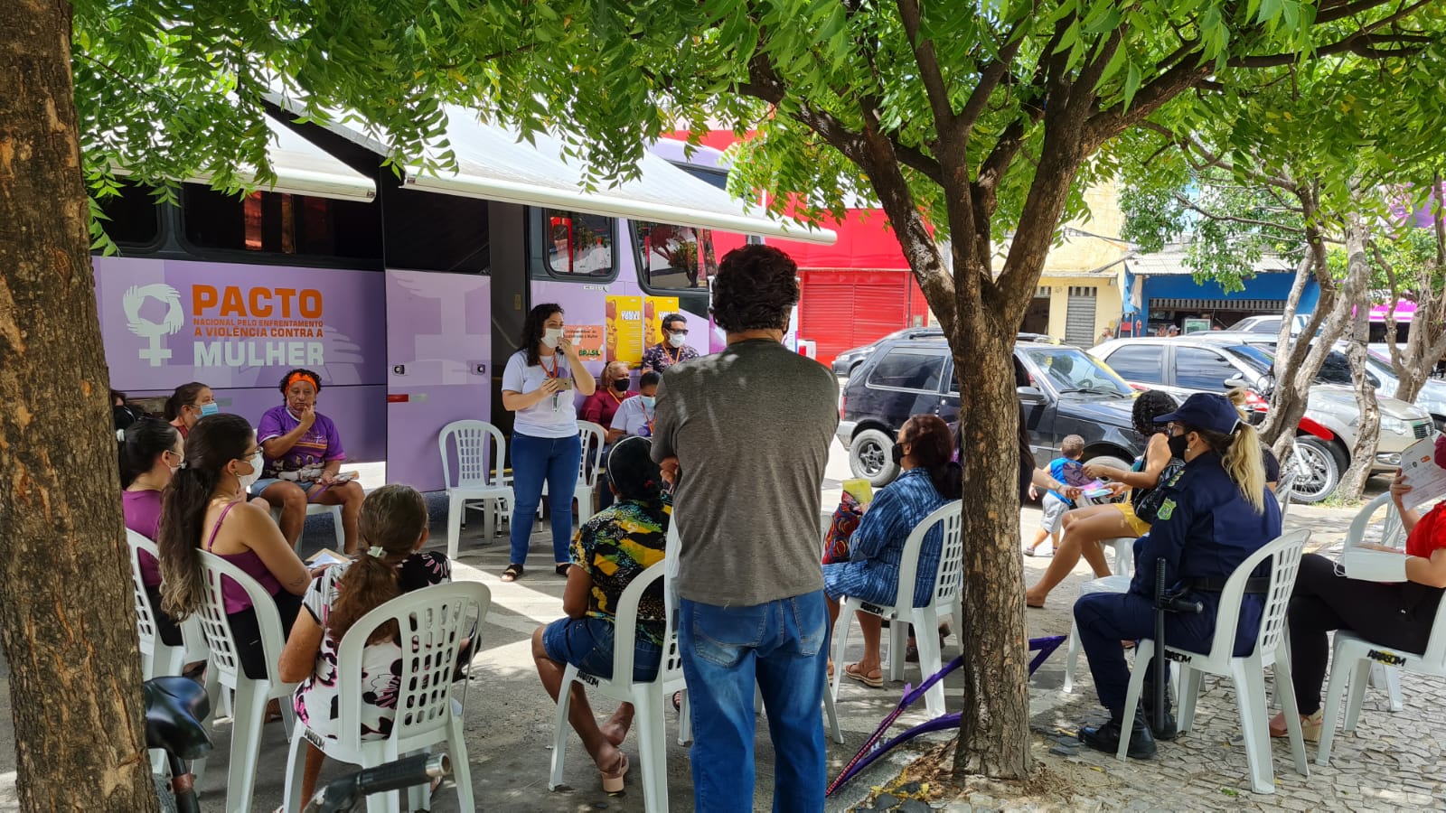Ônibus Lilás leva serviços de acolhimento e roda de conversa às mulheres do Bom Jardim