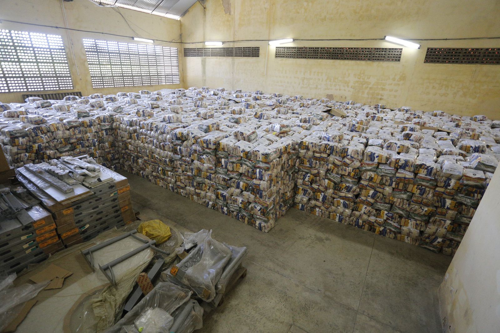 Governo do Ceará e Assembleia Legislativa distribuem 30 mil cestas básicas para municípios cearenses