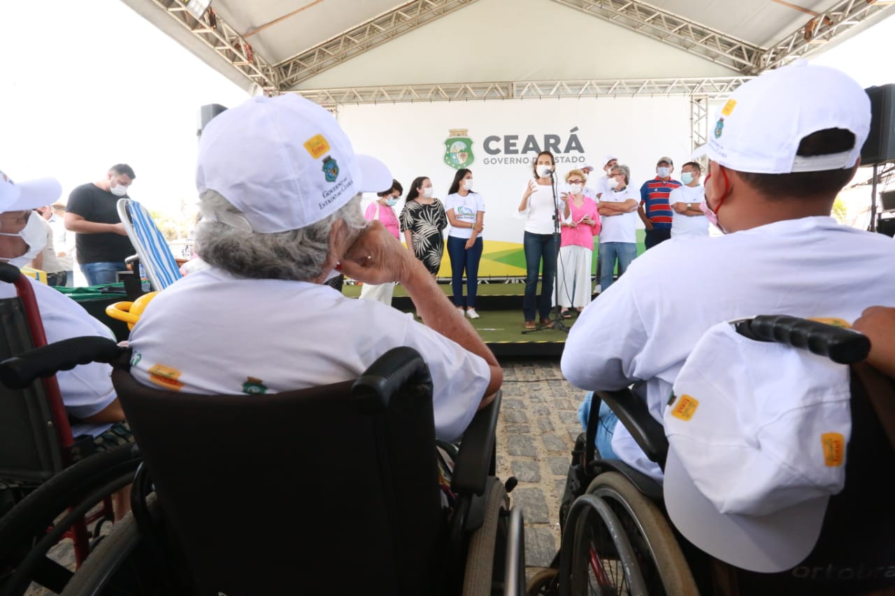 Governo do Ceará entrega Praia Acessível, Brinquedocreche, Brinquedopraça e Academia ao Ar Livre em Aquiraz