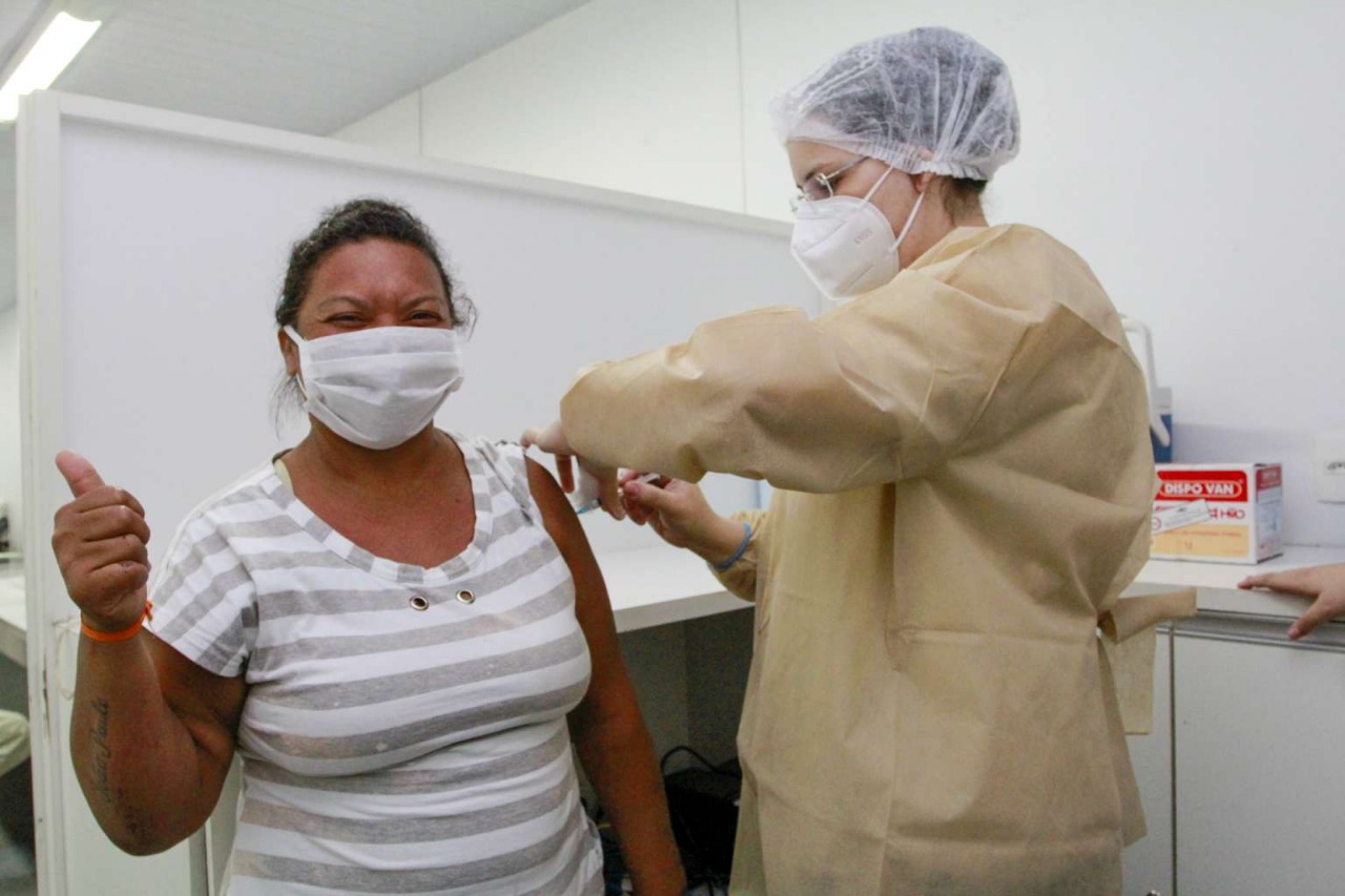 Covid-19 e H1N1: Mais duas mil pessoas em situação de rua já foram vacinadas em Fortaleza