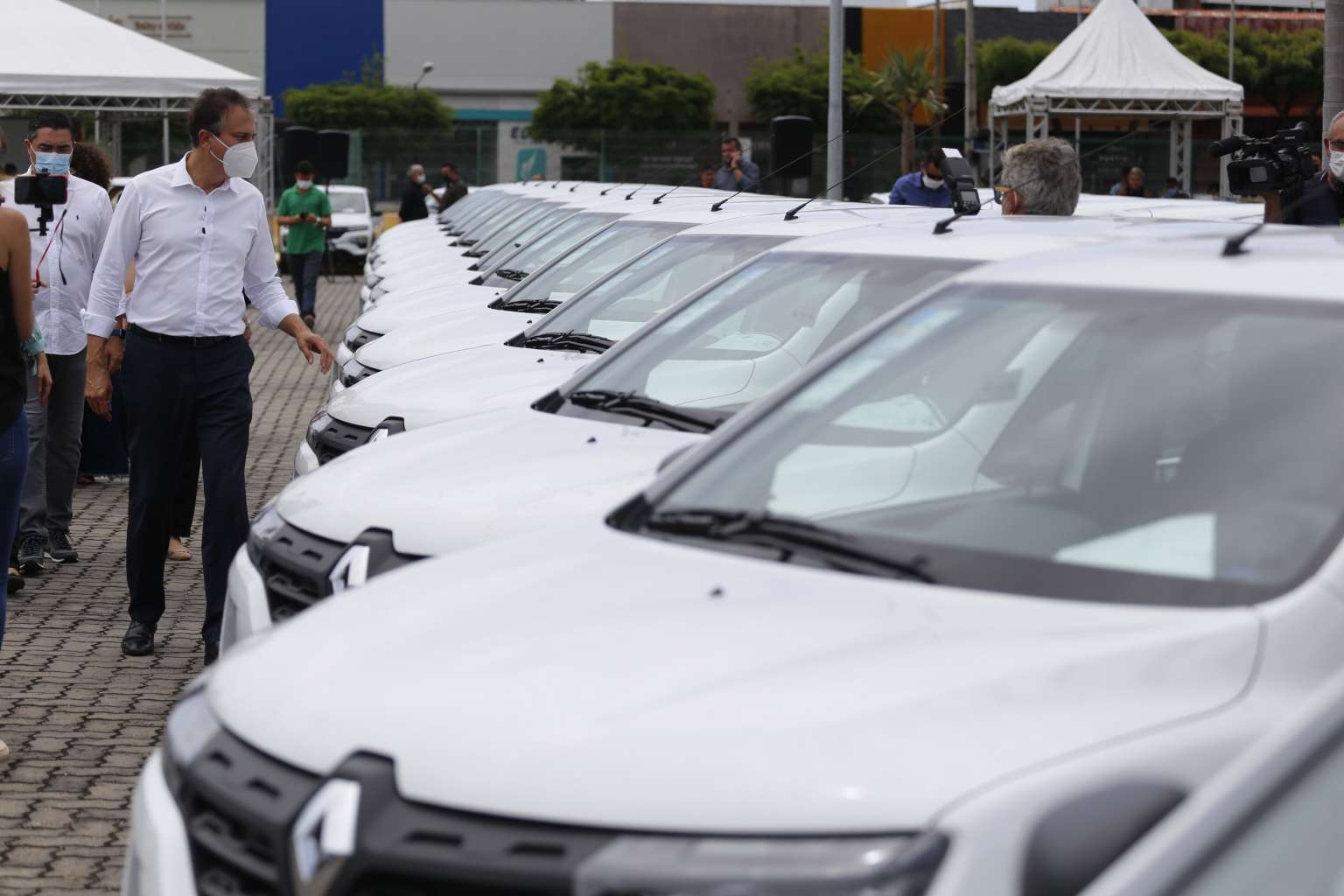 Para fortalecer a assistência social, Governo do Ceará doa um carro para cada município cearense