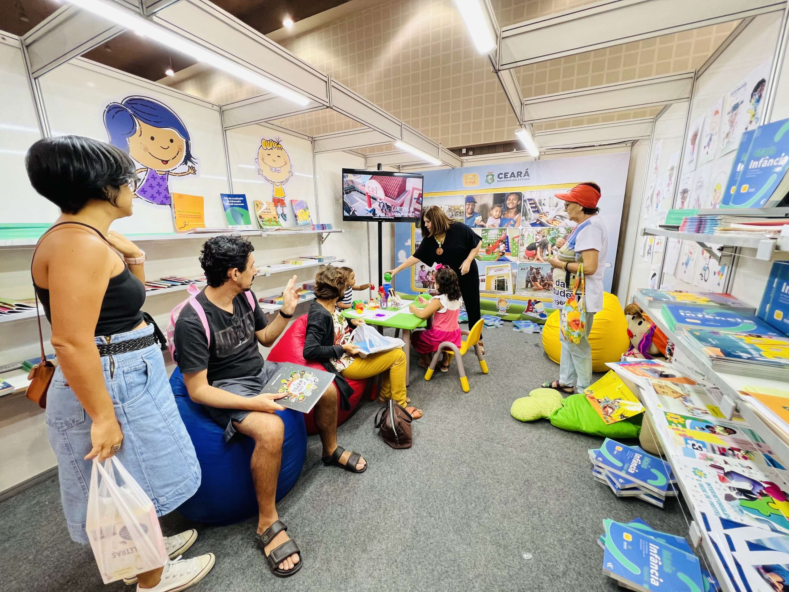 Estande do Programa Mais Infância é atração na Bienal Internacional do Livro