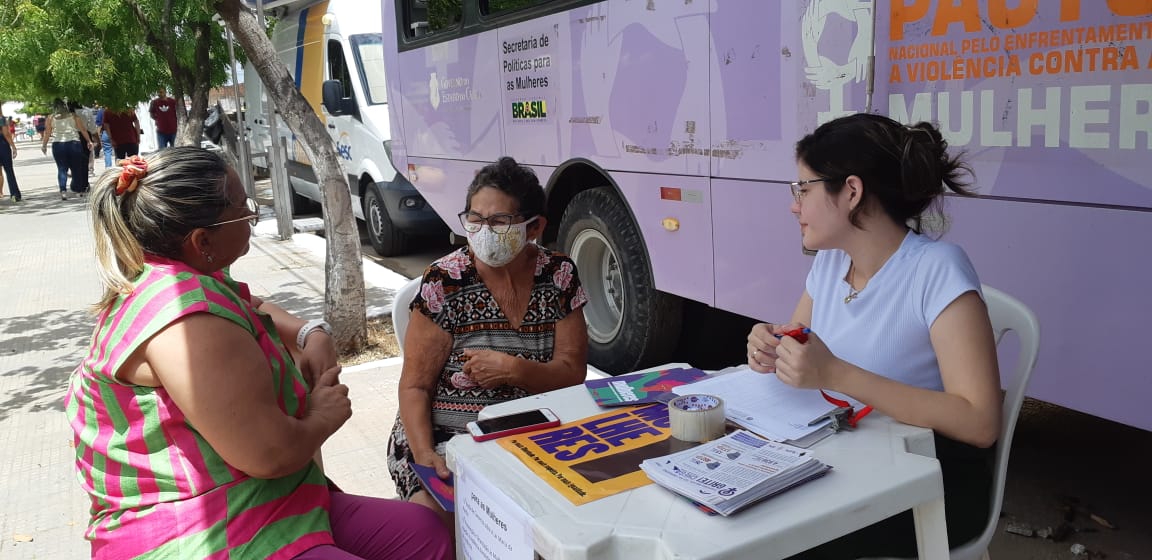 Ônibus Lilás percorre bairros de Fortaleza e RMF alertando para violência contra a mulher