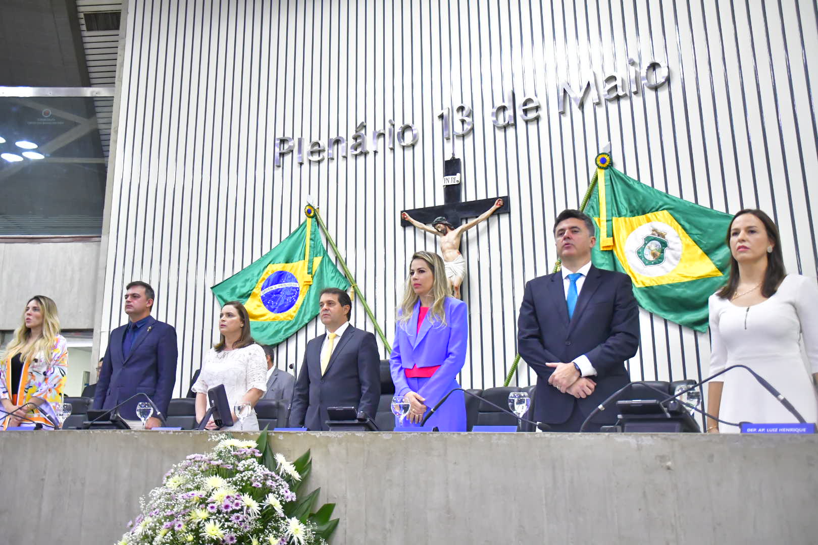 Secretária Onélia Santana recebe Medalha Bárbara de Alencar na Alece