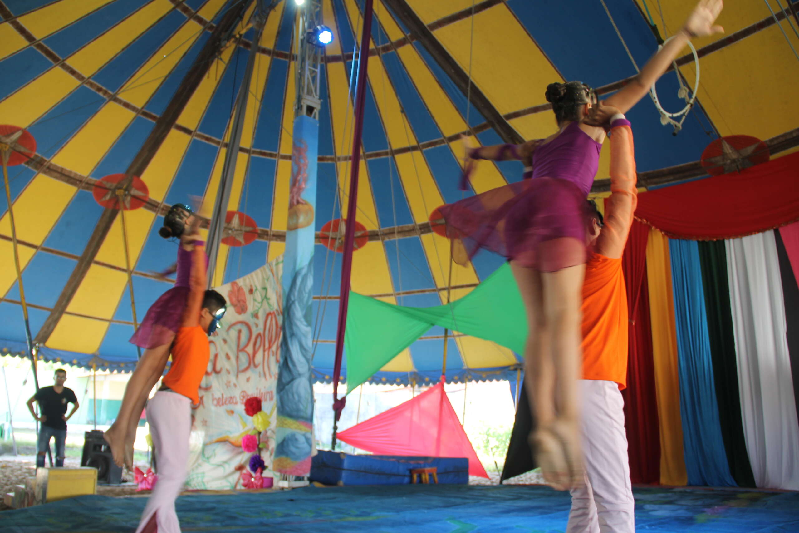 Circo Escola é apresentado para crianças e jovens de centros e complexos sociais