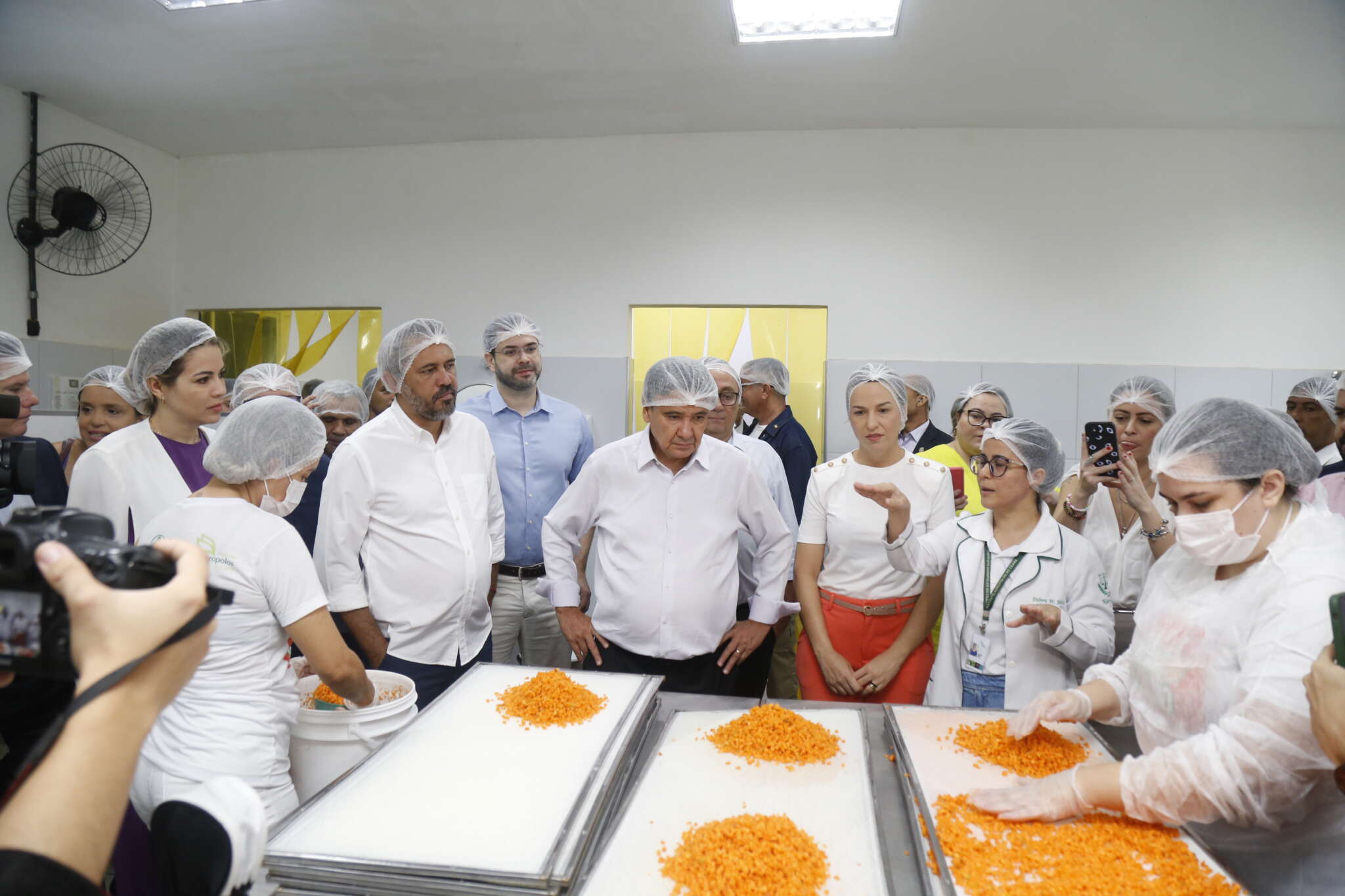 Referência no combate à fome: fábrica do Mais Nutrição, do Governo do Ceará, recebe visita do ministro Wellington Dias