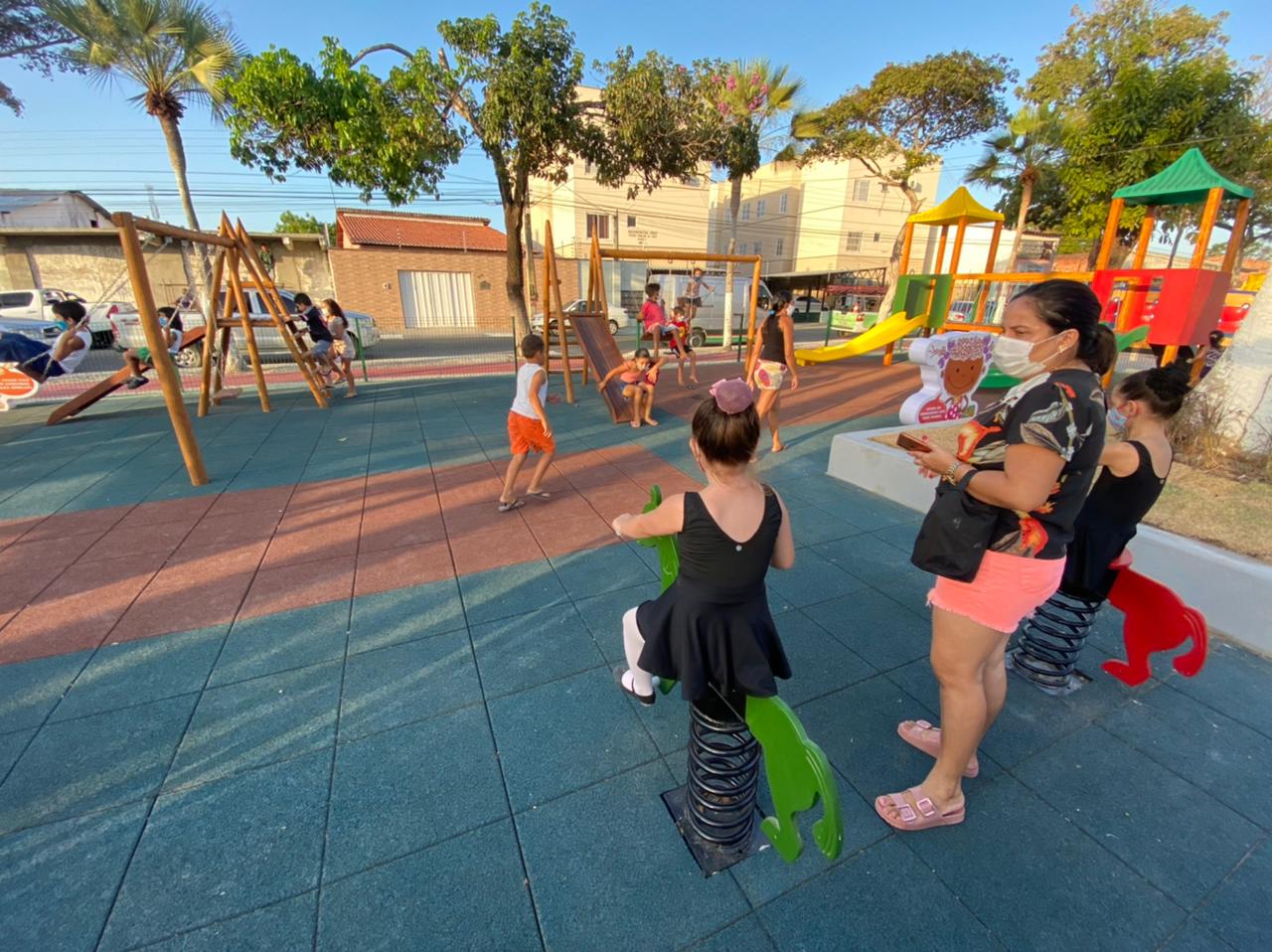 SPS inaugura brinquedopraça e academia ao ar livre na Praça da Bailarina em Acaraú