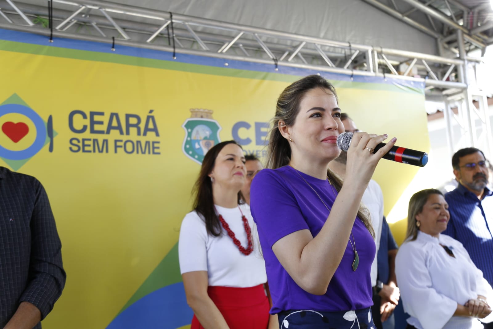 Governo do Ceará inicia entrega de cartões do Programa Ceará sem Fome para mais de 8 mil famílias em Fortaleza