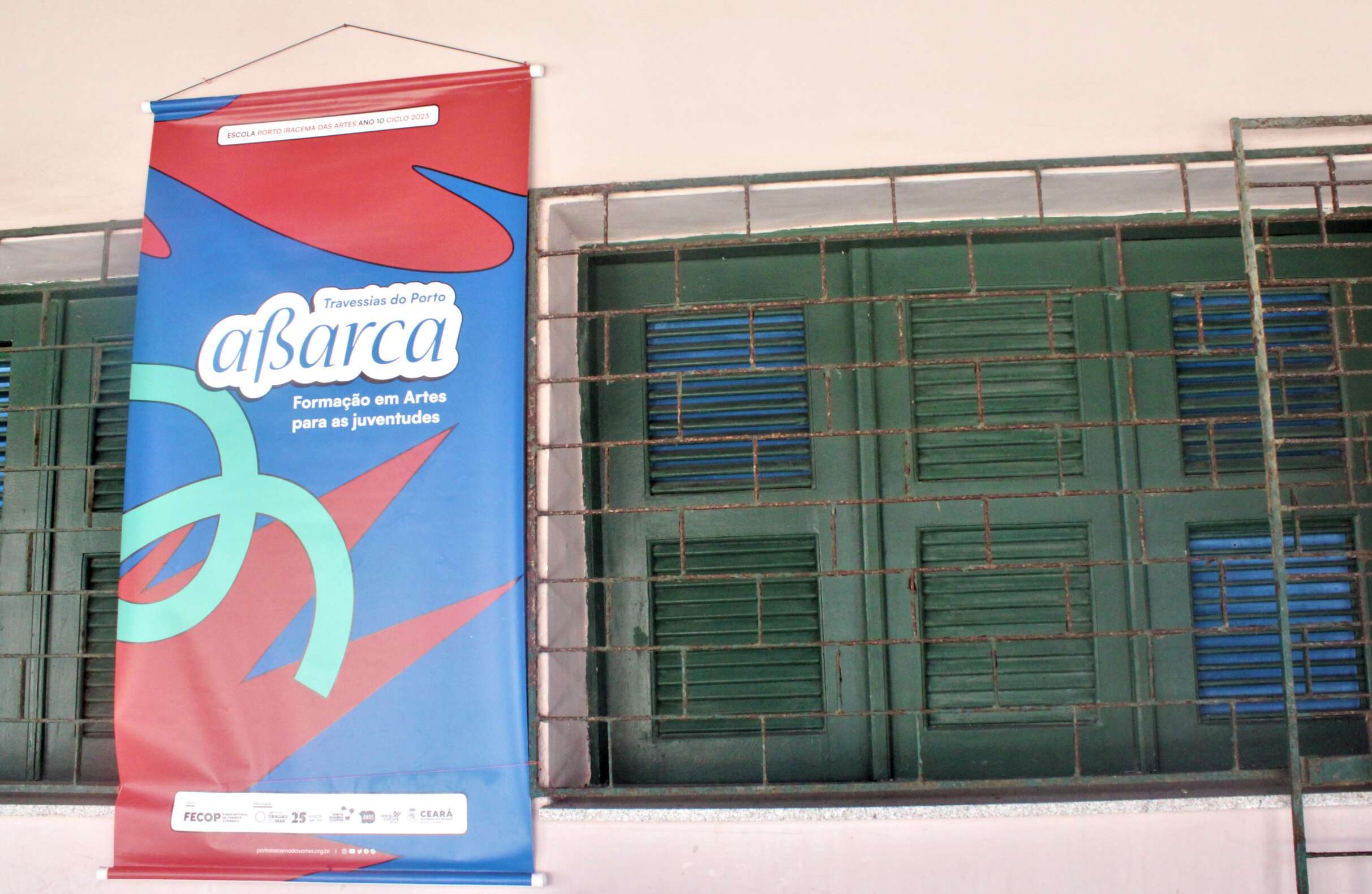 Jovens participam de aulas gratuitas de teatro no Centro Comunitário do Farol 