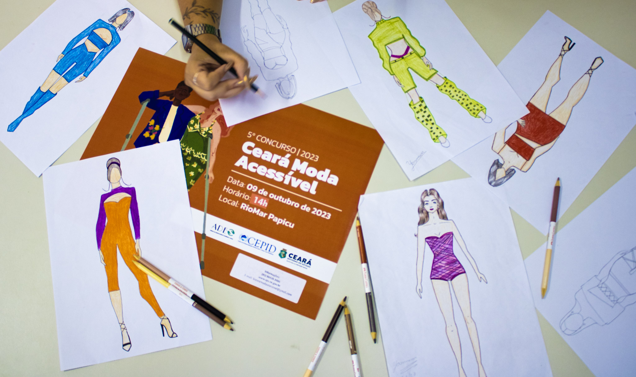 Desfile trabalha moda acessível e apresenta roupas para pessoas com deficiência 