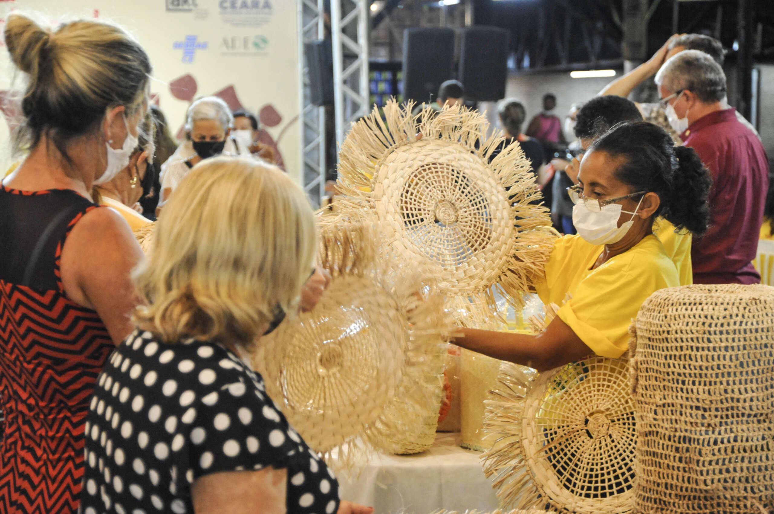 Feirart reúne mais de 800 artesãos e produtos de todo o Estado, na praça Luiza Távora